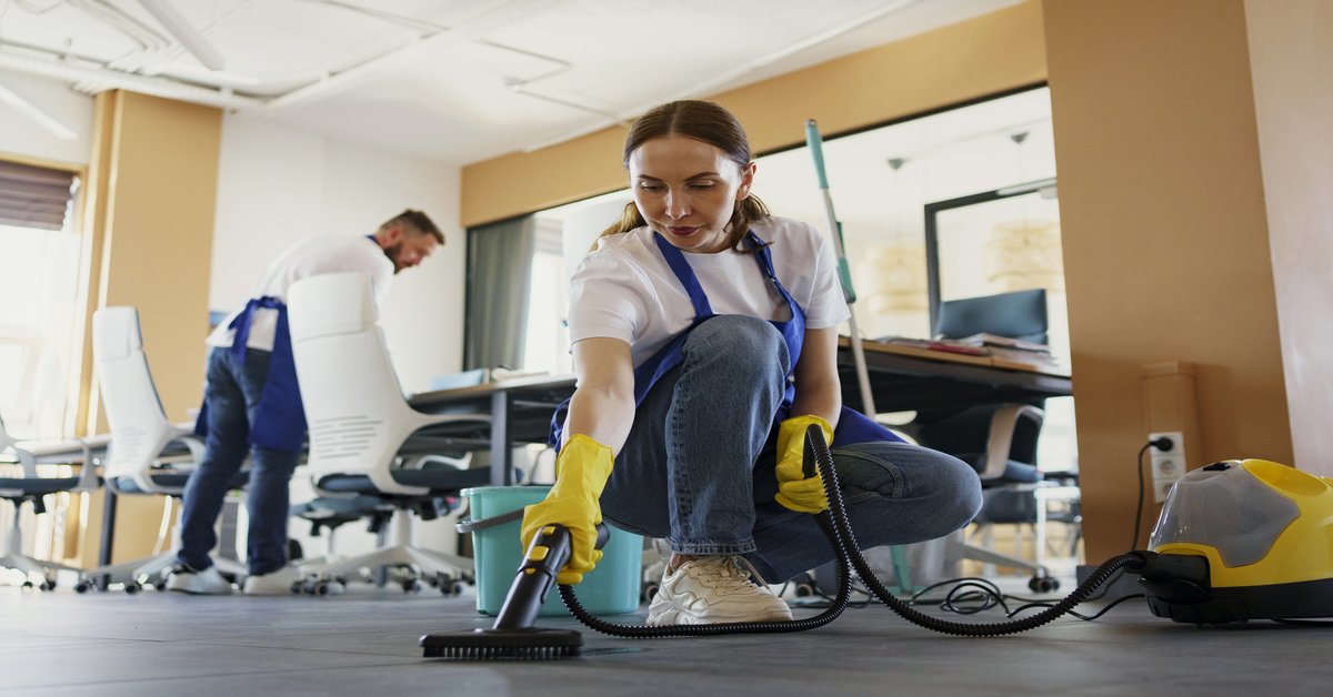 equipe de limpeza terceirizada trabalhando em empresa