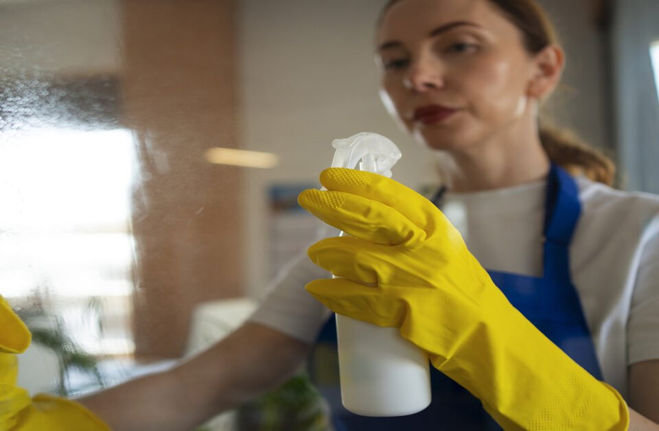 Profissional de limpeza mostrando como fazer limpeza pós-obra