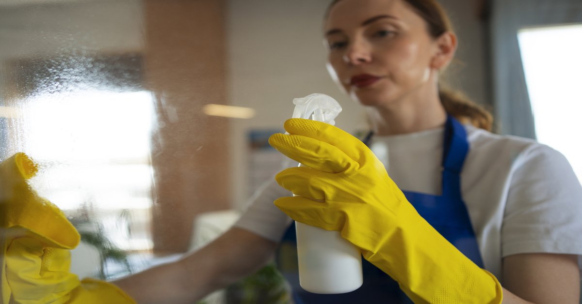 Profissional de limpeza mostrando como fazer limpeza pós-obra