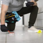 Profissional realizando a limpeza pós-obra no piso de porcelanato