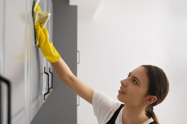Profissional realizando limpeza pós-obra