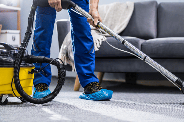 Profissional de limpeza mantendo a casa impecável